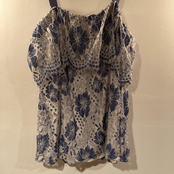 NWT LANE BRYANT 26/28 off shoulder sleeve blue and white floral lace tank top - Picture 5 of 8